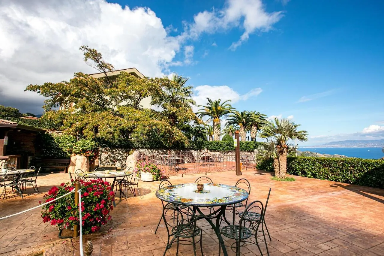 אכסניה מסינה B & B Le Casette Sull'Albero Di Villa Alba איטליה